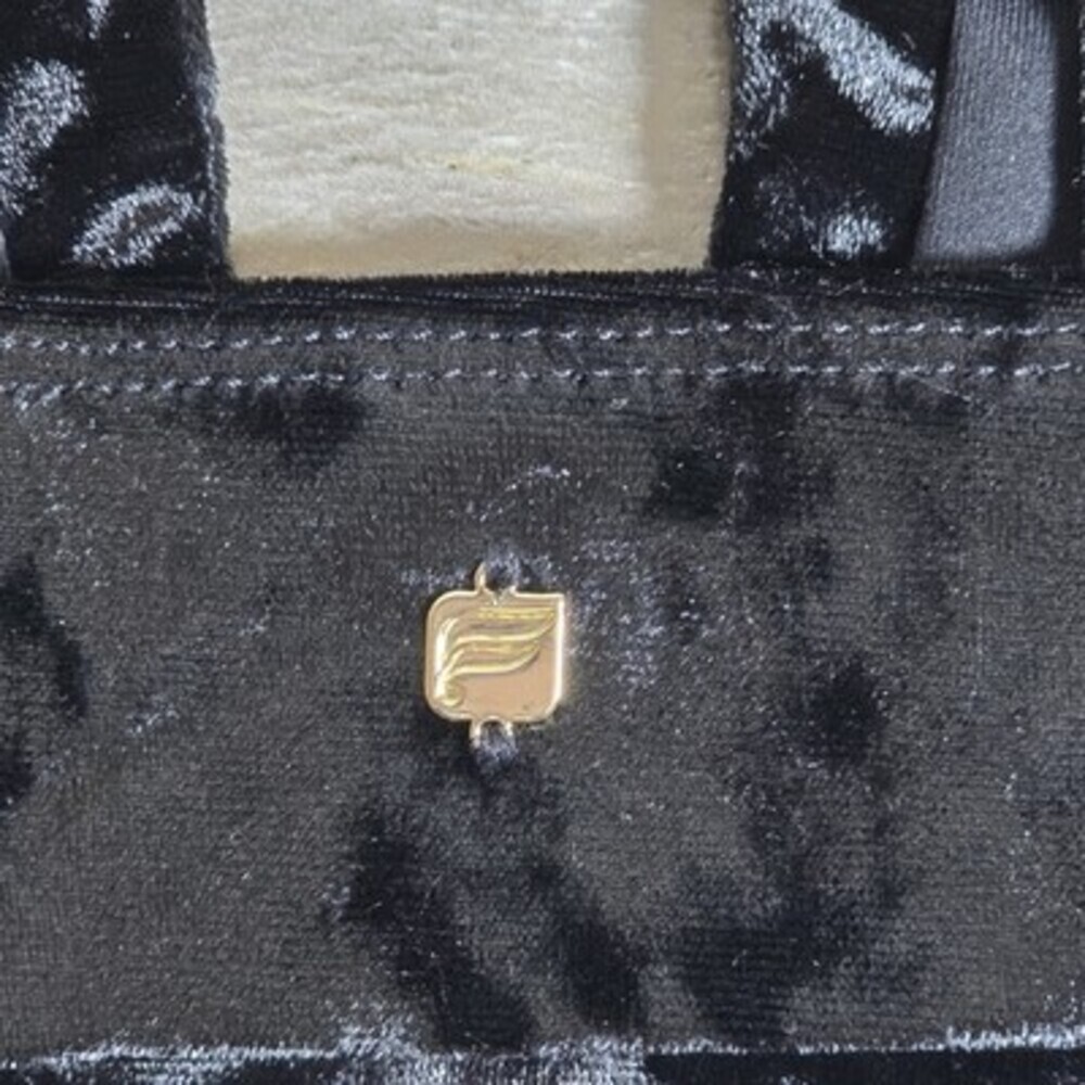 Fabletics Black Velvet Sports Bra Women’s Medium Criss Cross Back Cutout - Picture 3 of 6